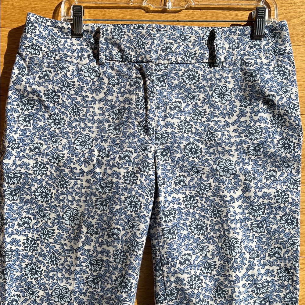 LOFT Riviera “Julie” Spring / Summer Navy and Cream Floral Ankle Stretch Cotton